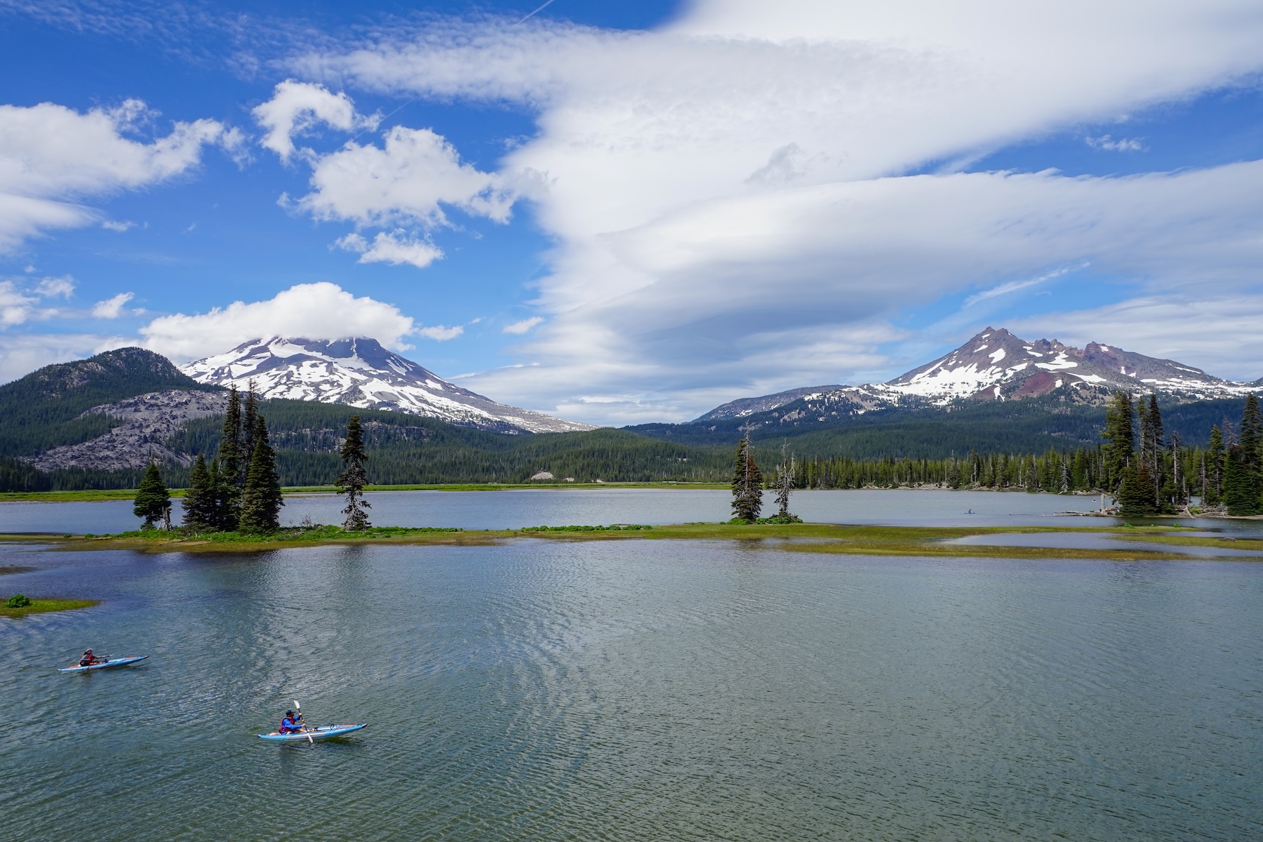 Enjoying the outdoor Pacific Northwest lifestyle in Idaho and Oregon with convenient mobile checking account management.